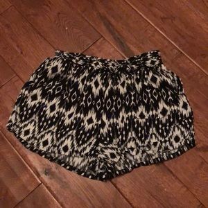 Black&White Woven Elastic Waist Short with Pockets